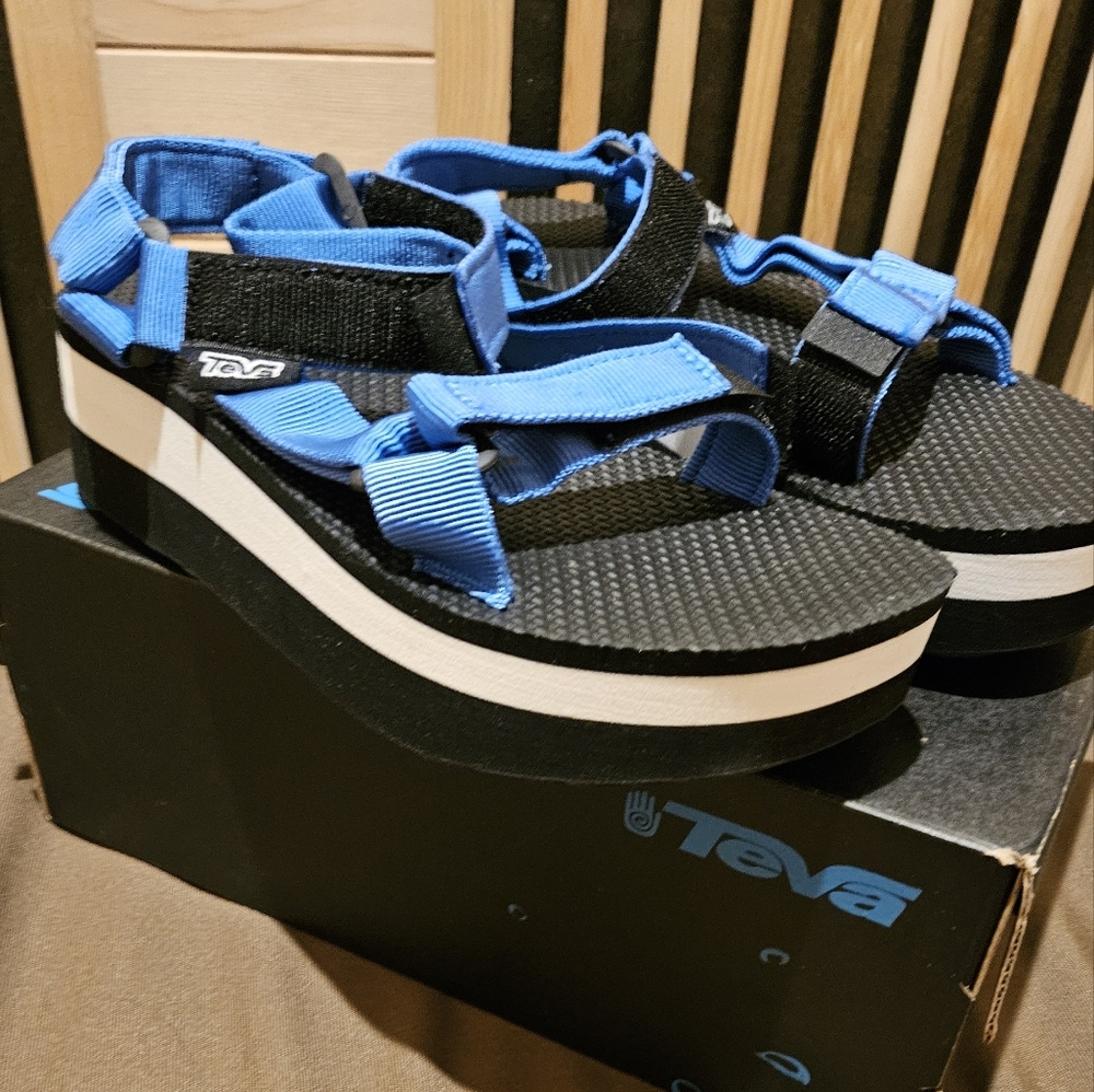 Teva Flatform Universal Women's size 6 sandals
